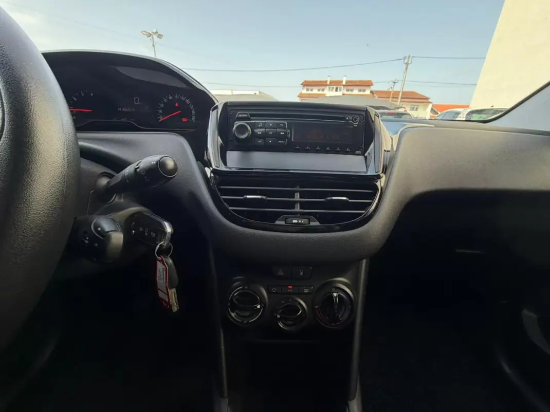 Peugeot 208 2014 - 9950 EUR, 141600 km - AUTO.MOTO.pt - 141600km - foto 11 de 19