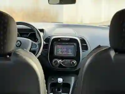 Renault Captur 2018 - 11900 EUR, 105000 km - AUTO.MOTO.pt - 105000km - foto 5 de 6