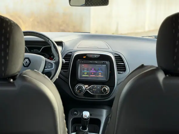 Renault Captur 2018 - 11900 EUR, 105000 km - AUTO.MOTO.pt - 105000km - foto 5 de 6