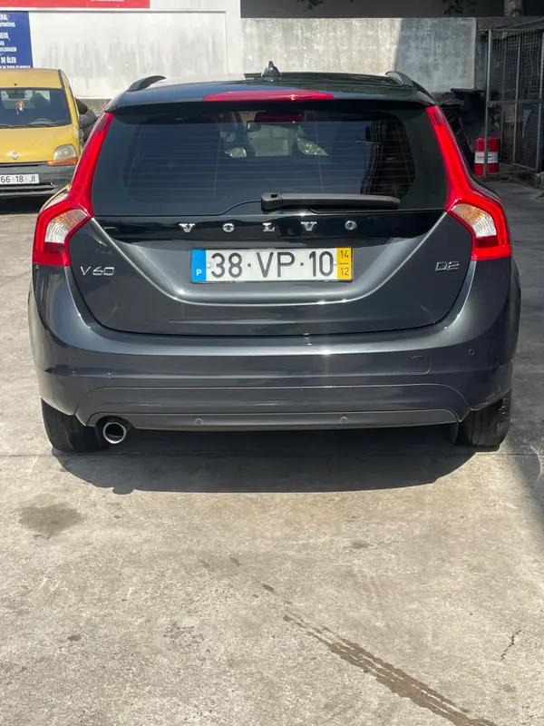 Volvo V60 2014 - 7750 EUR, 220000 km - AUTO.MOTO.pt - 220000km - foto 4 de 13