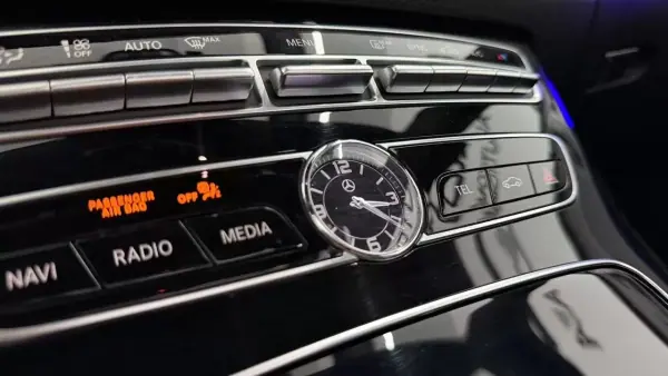 Mercedes-Benz E 220 2018 - 41990 EUR, 92427 km - AUTO.MOTO.pt - 92427km - foto 27 de 34