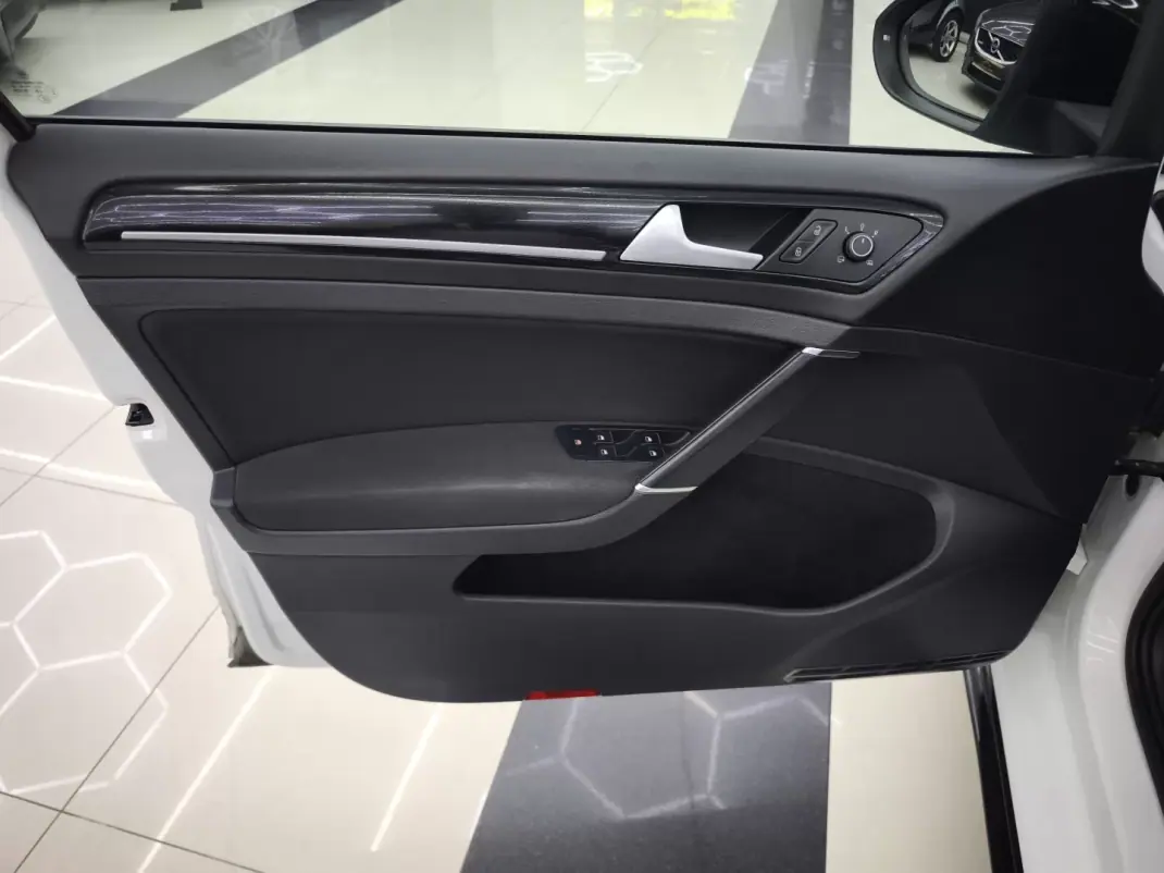 Volkswagen Golf 2015 - 20950 EUR, 133908 km - AUTO.MOTO.pt - 133908km - foto 17 de 41