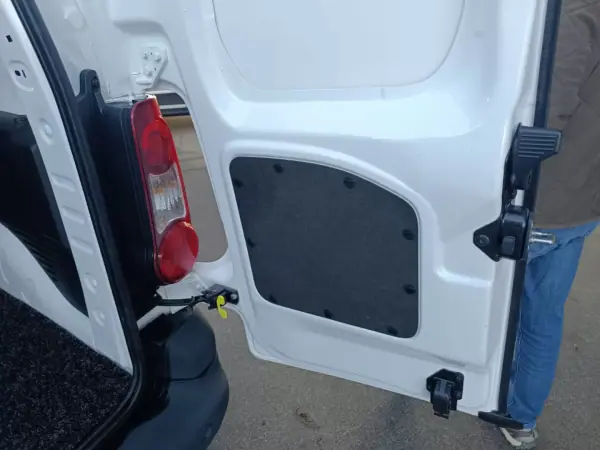 Citroën BERLINGO 3 LUGARES 2017 - 9000 EUR, 220000 km - AUTO.MOTO.pt - 220000km - foto 24 de 30