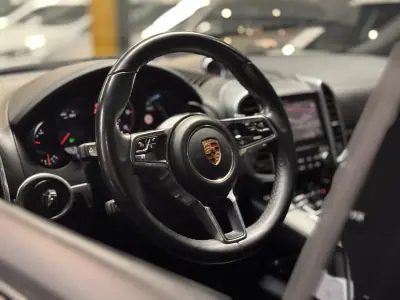 Porsche Cayenne 2017 - 42990 EUR, 155600 km - AUTO.MOTO.pt - 155600km - foto 10 de 31