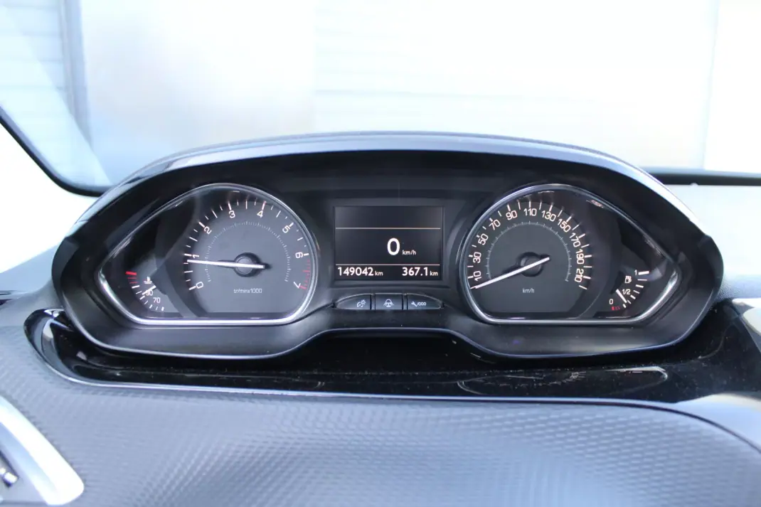 Peugeot 2008 2015 - 10500 EUR, 148600 km - AUTO.MOTO.pt - 148600km - foto 18 de 19