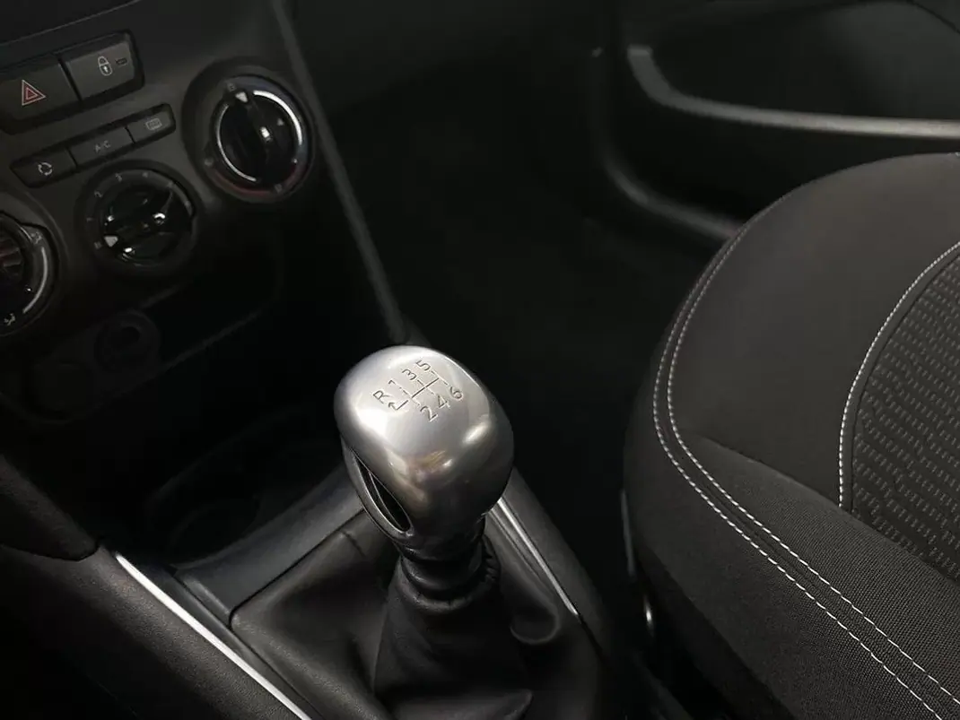 Peugeot 208 2019 - 11900 EUR, 151021 km - AUTO.MOTO.pt - 151021km - foto 9 de 21