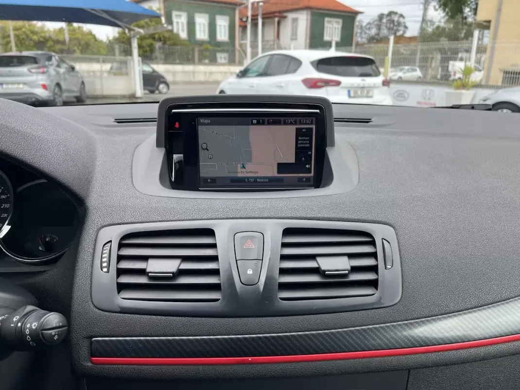Renault Mégane Sport Tourer 2014 - 7750 EUR, 250000 km - AUTO.MOTO.pt - 250000km - foto 17 de 47