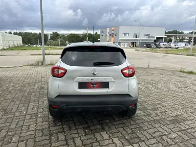 Renault Captur 2016 - 13490 EUR, 143000 km - AUTO.MOTO.pt - 143000km - foto 5 de 15
