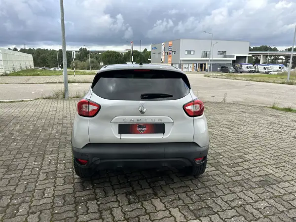 Renault Captur 2016 - 12990 EUR, 143000 km - AUTO.MOTO.pt - 143000km - foto 5 de 15
