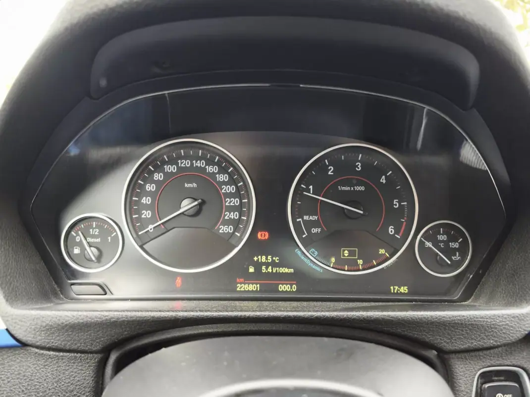 BMW 318 2015 - 15900 EUR, 226000 km - AUTO.MOTO.pt - 226000km - foto 10 de 12