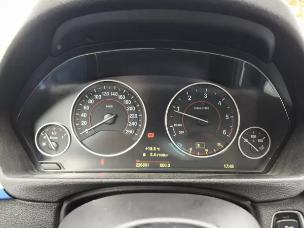 BMW 318 2015 - 15900 EUR, 226000 km - AUTO.MOTO.pt - 226000km - foto 10 de 12