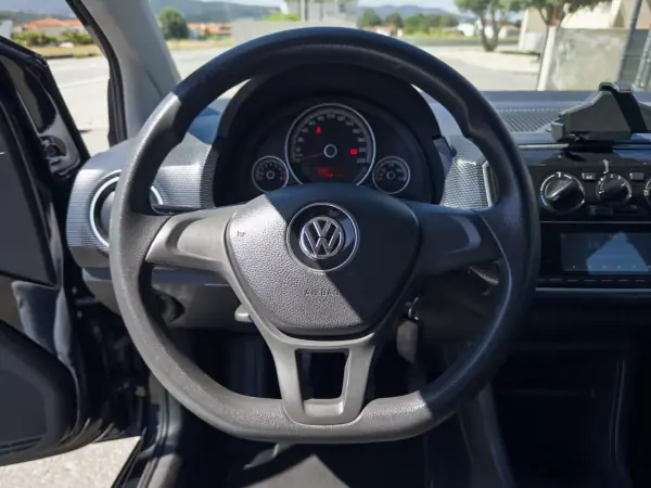 Volkswagen Up! 2016 - 7990 EUR, 97000 km - AUTO.MOTO.pt - 97000km - foto 17 de 28