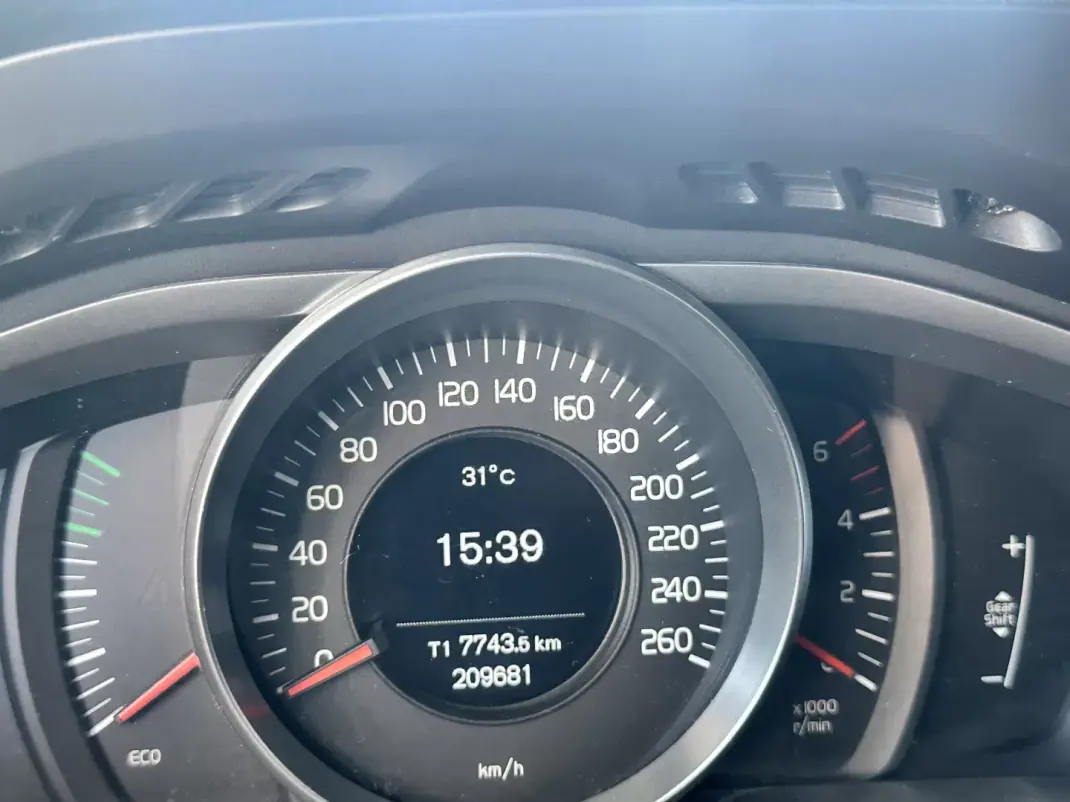 Volvo V40 2014 - 9840 EUR, 209700 km - 209700km - foto 15 de 23