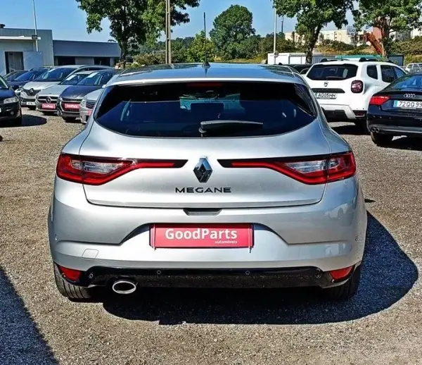 Renault Mégane 2020 - 18990 EUR, 82646 km - AUTO.MOTO.pt - 82646km - foto 7 de 23