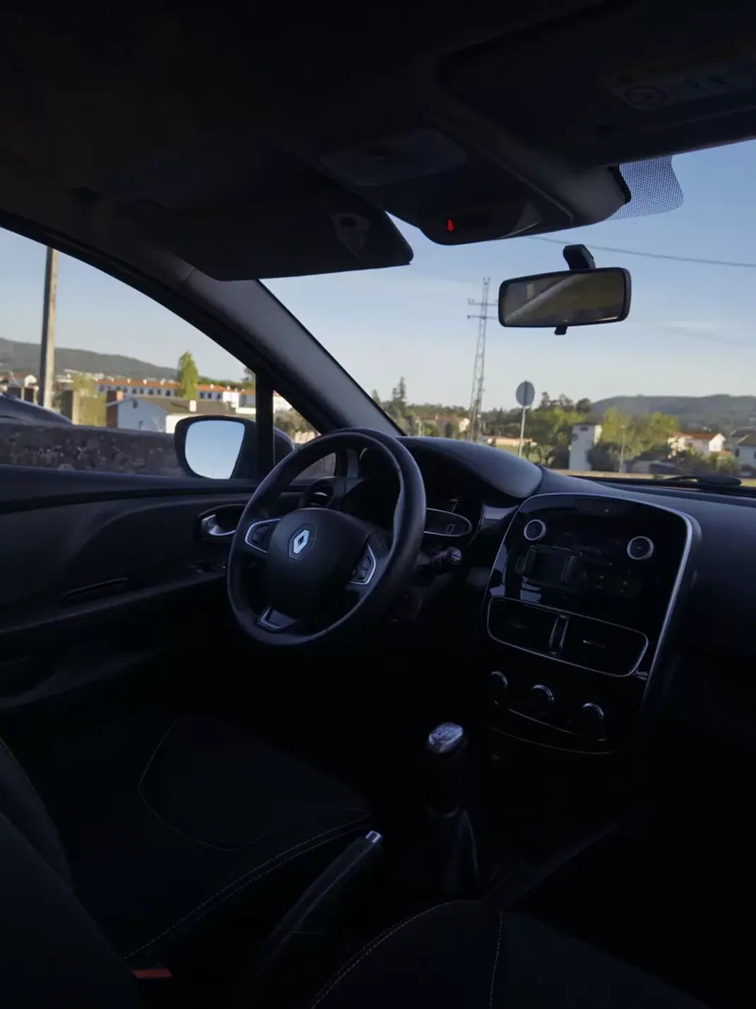 Renault Clio VAN 1.5 Blue DCi AIR NAV 2017 - 8990 EUR, 231000 km - AUTO.MOTO.pt - 231000km - foto 22 de 26