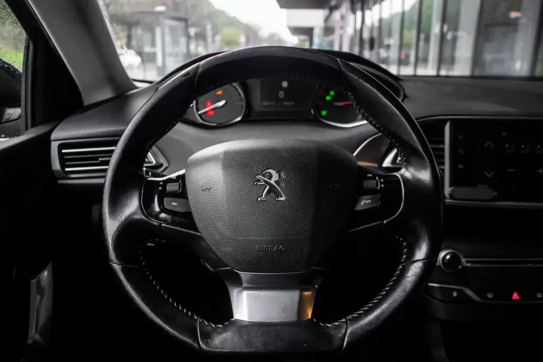Peugeot 308 SW 2019 - 8900 EUR, 268213 km - AUTO.MOTO.pt - 268213km - foto 12 de 35