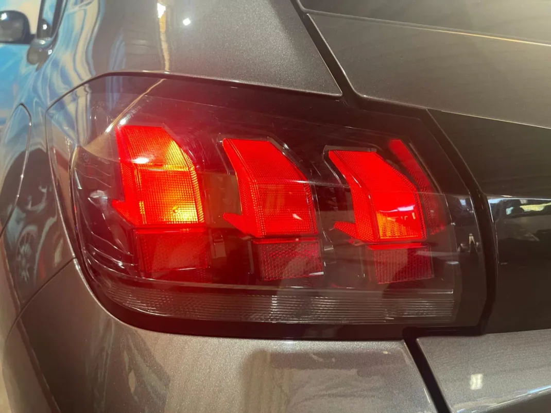 Peugeot 208 2023 - 14900 EUR, 44000 km - AUTO.MOTO.pt - 44000km - foto 26 de 47