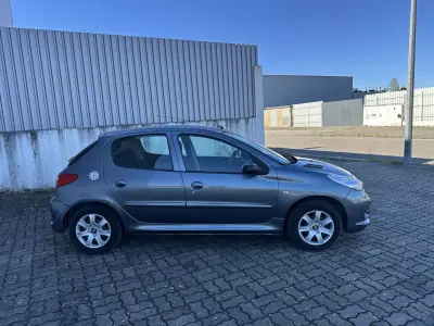 Peugeot 206 2010 - 5990 EUR, 158000 km - AUTO.MOTO.pt - 158000km - foto 9 de 16