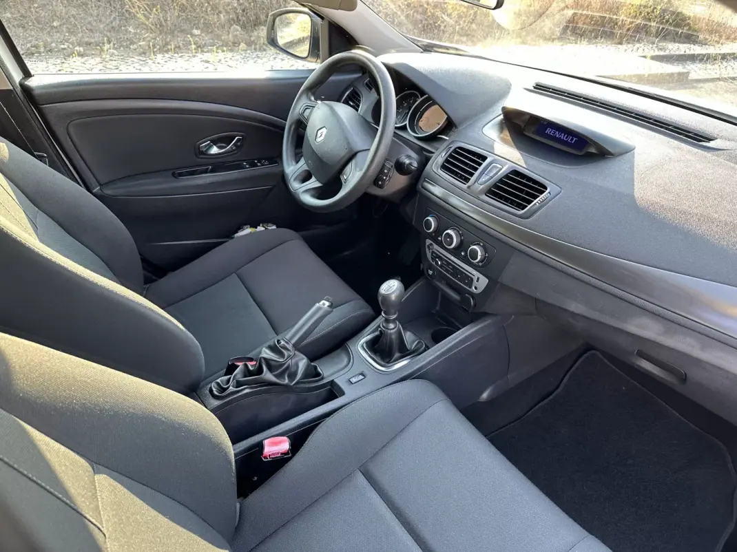 Renault Mégane 2014 - 5500 EUR, 270000 km - AUTO.MOTO.pt - 270000km - foto 9 de 12