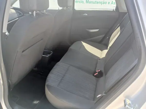 Opel Astra 2010 - 6350 EUR, 76845 km - AUTO.MOTO.pt - 76845km - foto 19 de 28