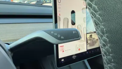 Tesla Model 3 2022 - 31900 EUR, 57000 km - AUTO.MOTO.pt - 57000km - foto 17 de 47