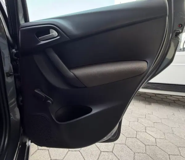 Citroën C3 2015 - 10500 EUR, 127000 km - AUTO.MOTO.pt - 127000km - foto 16 de 20