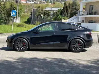 Tesla Model Y 2022 - 39999 EUR, 101000 km - AUTO.MOTO.pt - 101000km - foto 8 de 23