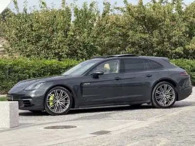 Porsche Panamera Sport Turismo 2018 - 64999 EUR, 128000 km - AUTO.MOTO.pt - 128000km - foto 2 de 27