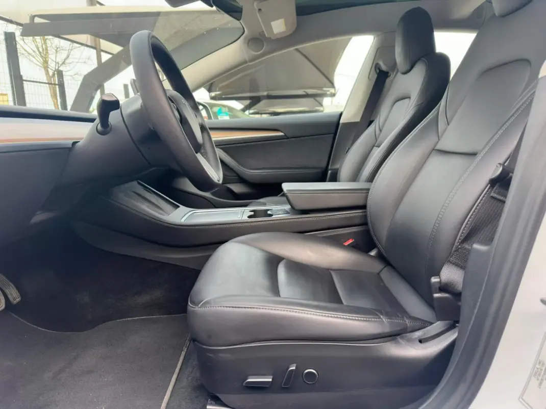 Tesla Model 3 2021 - 29900 EUR, 69729 km - AUTO.MOTO.pt - 69729km - foto 9 de 19