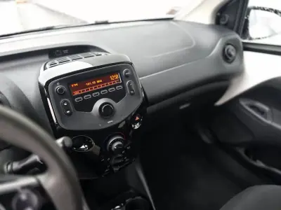 Citroën C1 2018 - 8750 EUR, 32000 km - AUTO.MOTO.pt - 32000km - foto 11 de 19