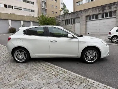 Alfa Romeo Giulietta 2014 - 7950 EUR, 197000 km - AUTO.MOTO.pt - 197000km - foto 7 de 15