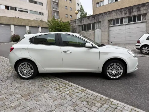 Alfa Romeo Giulietta 2014 - 7950 EUR, 197000 km - AUTO.MOTO.pt - 197000km - foto 7 de 15