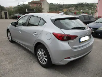 Mazda 3 2018 - 11900 EUR, 135000 km - AUTO.MOTO.pt - 135000km - foto 8 de 13