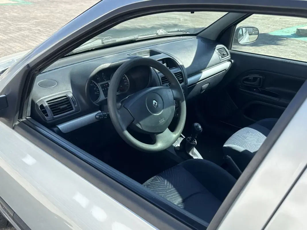 Renault Clio 2002 - 2750 EUR, 240000 km - AUTO.MOTO.pt - 240000km - foto 12 de 25