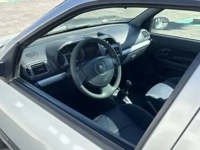 Renault Clio 2002 - 2750 EUR, 240000 km - AUTO.MOTO.pt - 240000km - foto 12 de 25