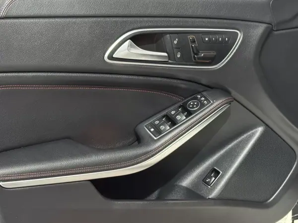 Mercedes-Benz CLA 220 2015 - 20990 EUR, 164000 km - AUTO.MOTO.pt - 164000km - foto 8 de 23