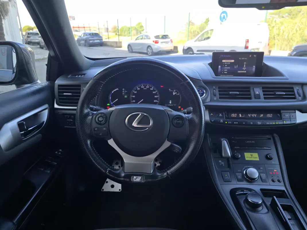 Lexus CT 200h 2016 - 17950 EUR, 217000 km - AUTO.MOTO.pt - 217000km - foto 10 de 13