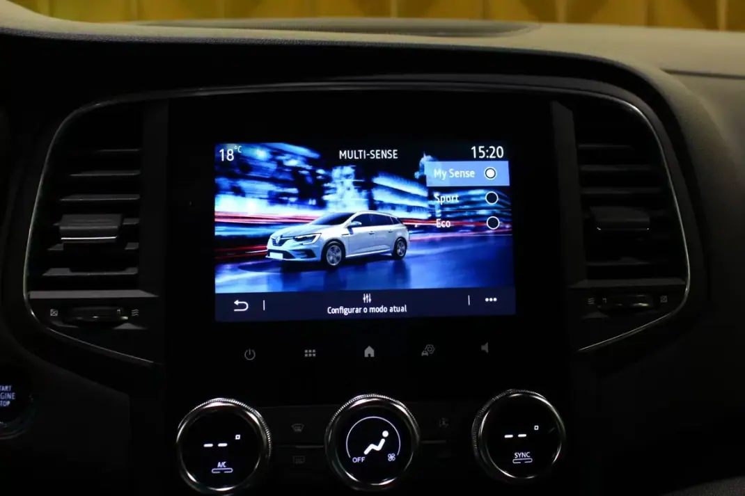 Renault Mégane Sport Tourer 2022 - 15900 EUR, 141000 km - AUTO.MOTO.pt - 141000km - foto 24 de 30