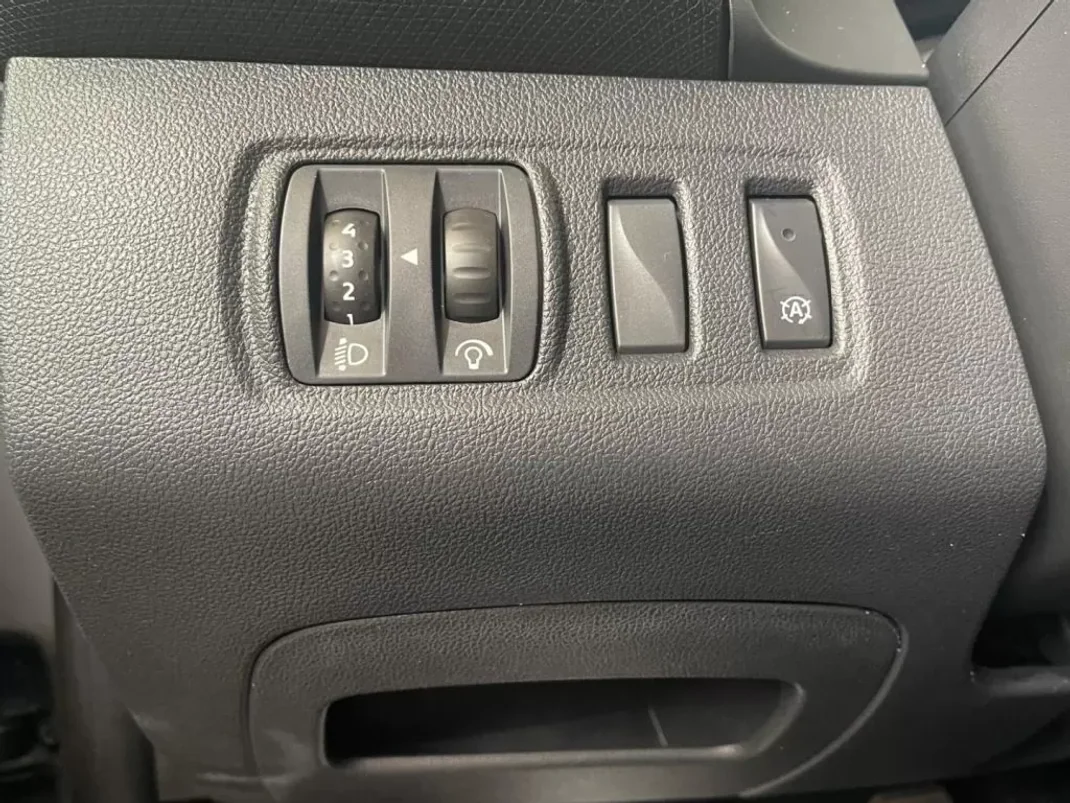 Renault Clio 2019 - 11750 EUR, 106000 km - AUTO.MOTO.pt - 106000km - foto 44 de 45