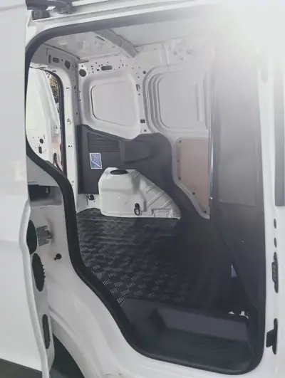 Ford Transit Courier 2020 - 10990 EUR, 129167 km - AUTO.MOTO.pt - 129167km - foto 24 de 52