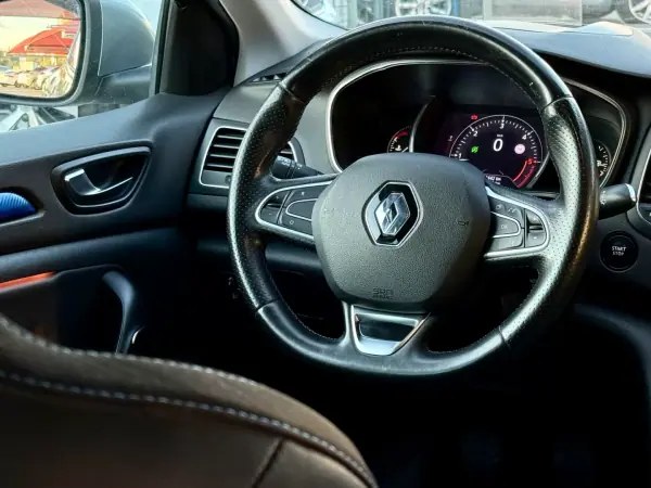 Renault Mégane Sport Tourer 2018 - 15950 EUR, 122000 km - AUTO.MOTO.pt - 122000km - foto 7 de 19