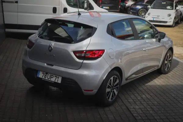 Renault Clio 2018 - 12480 EUR, 121000 km - AUTO.MOTO.pt - 121000km - foto 11 de 13