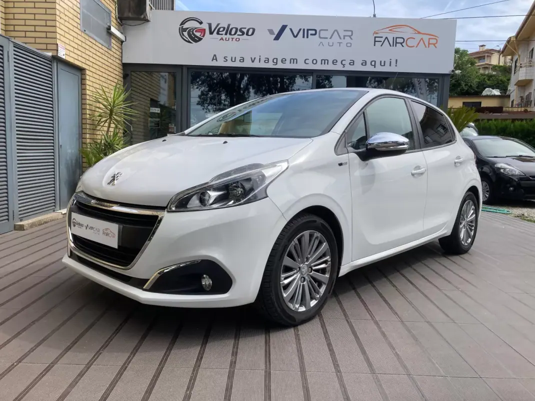 Peugeot 208 2016 - 9990 EUR, 66875 km - AUTO.MOTO.pt - 66875km - foto 1 de 23
