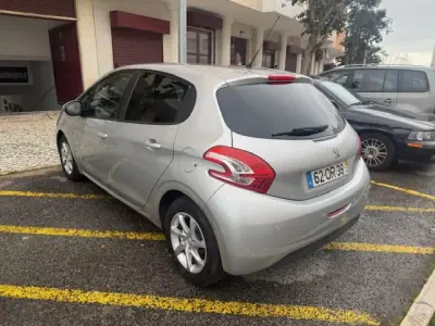 Peugeot 208 2014 - 7400 EUR, 116000 km - AUTO.MOTO.pt - 116000km - foto 13 de 26