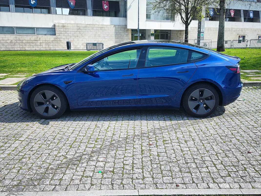 Tesla Model 3 2021 - 25900 EUR, 99145 km - AUTO.MOTO.pt - 99145km - foto 6 de 15
