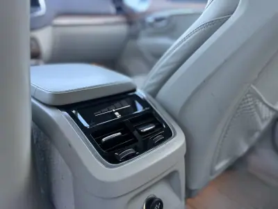 Volvo XC 90 2016 - 24999 EUR, 180000 km - AUTO.MOTO.pt - 180000km - foto 17 de 25