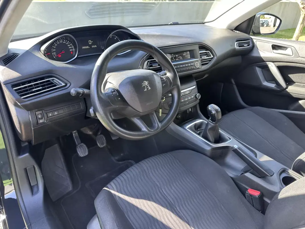 Peugeot 308 2018 - 12500 EUR, 280000 km - AUTO.MOTO.pt - 280000km - foto 25 de 41