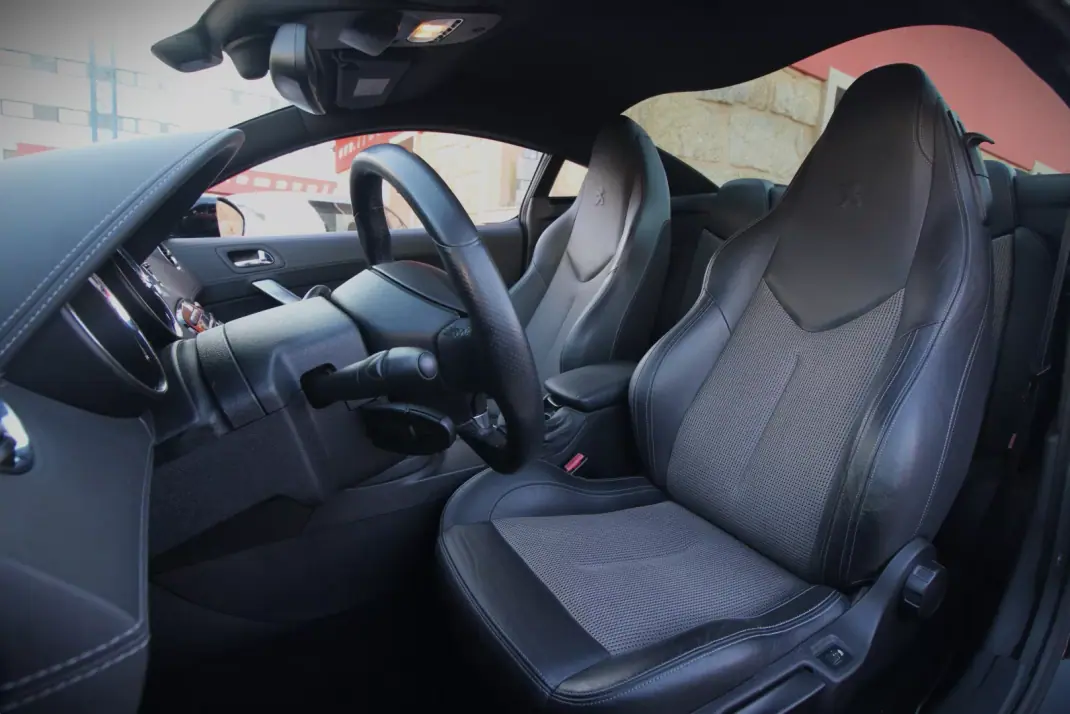 Peugeot RCZ 2012 - 12990 EUR, 189000 km - AUTO.MOTO.pt - 189000km - foto 12 de 25