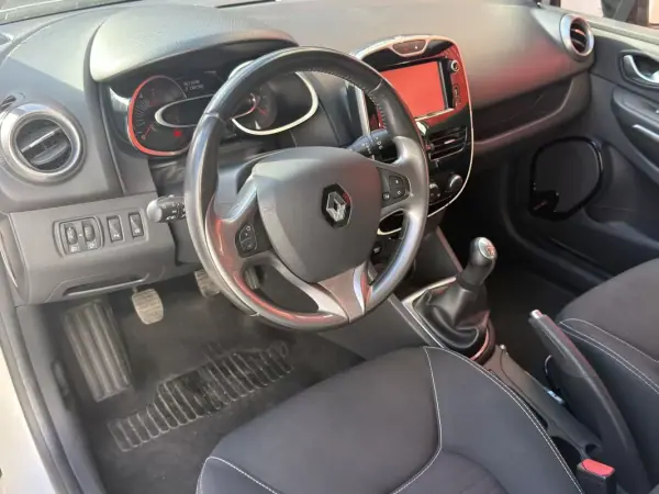 Renault Clio Sport Tourer 2016 - 7600 EUR, 181777 km - AUTO.MOTO.pt - 181777km - foto 7 de 19