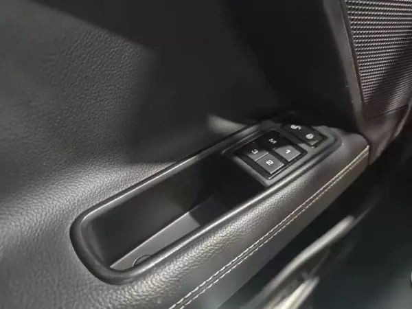 Jaguar XE 2017 - 16980 EUR, 185325 km - AUTO.MOTO.pt - 185325km - foto 30 de 36